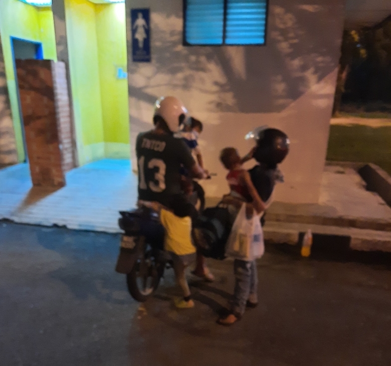 夫妻带着3名年幼孩子准备在公厕过夜，巧遇巡警。