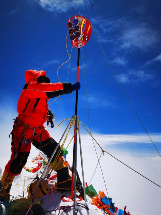 今年5月27日，中国2020珠峰高程测量登山队队员在珠峰峰顶开展测量工作。（美联社照片）