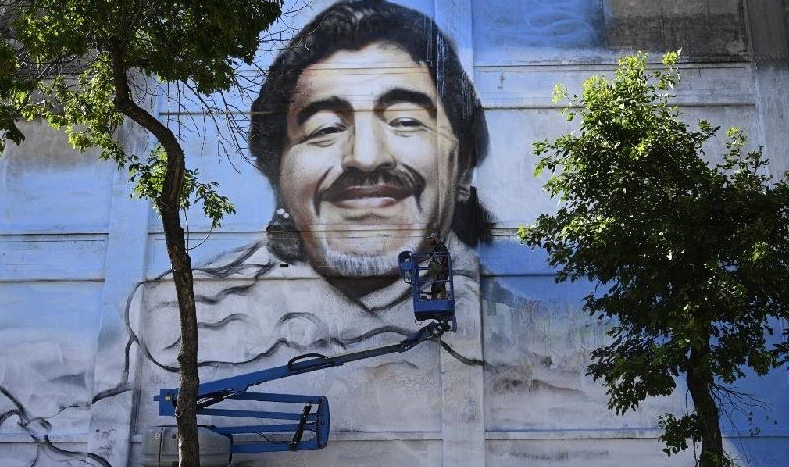 Street artist Alfredo Segatori controls an elevator he uses to paint a mural of Maradona in Buenos Aires. AFP Street artist Alfredo Segatori controls an elevator he uses to paint a mural of Maradona in Buenos Aires. AFP