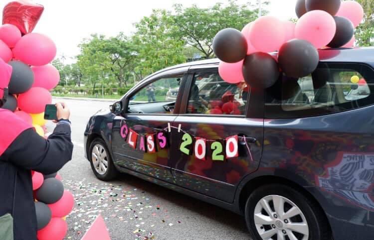 精明哈里发幼儿园的毕业生父母精心布置汽车。