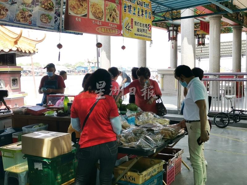 古楼当地商贩售卖土产包括虾米、咸鱼、本地水果等。