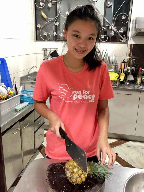 周筱殷同学在家下厨。