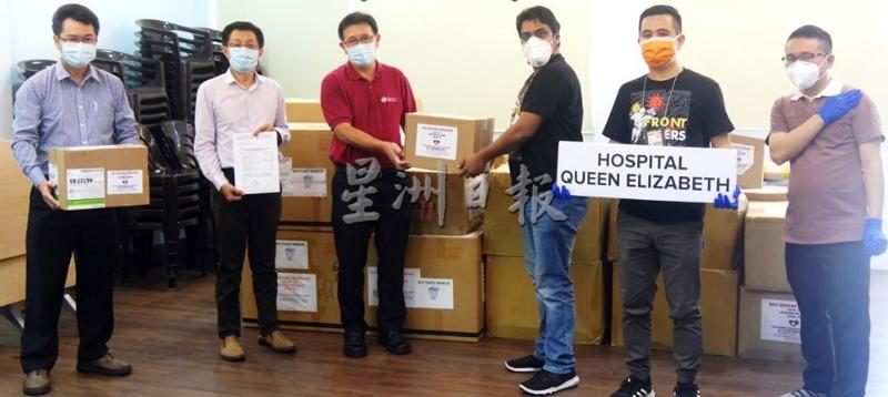赈灾组将医疗防护配备送至亚庇伊丽莎白女皇医院。
