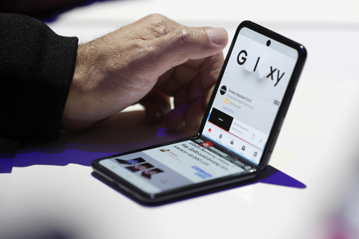 Galaxy Z Flip竖折叠屏手机是一款结合时尚元素，以及创新科技的高颜值产品。（图：欧新社）