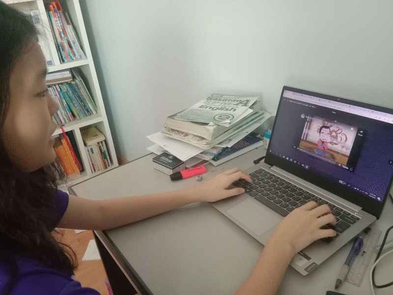 邬祈恩同学观赏《庖丁解牛》的短片。