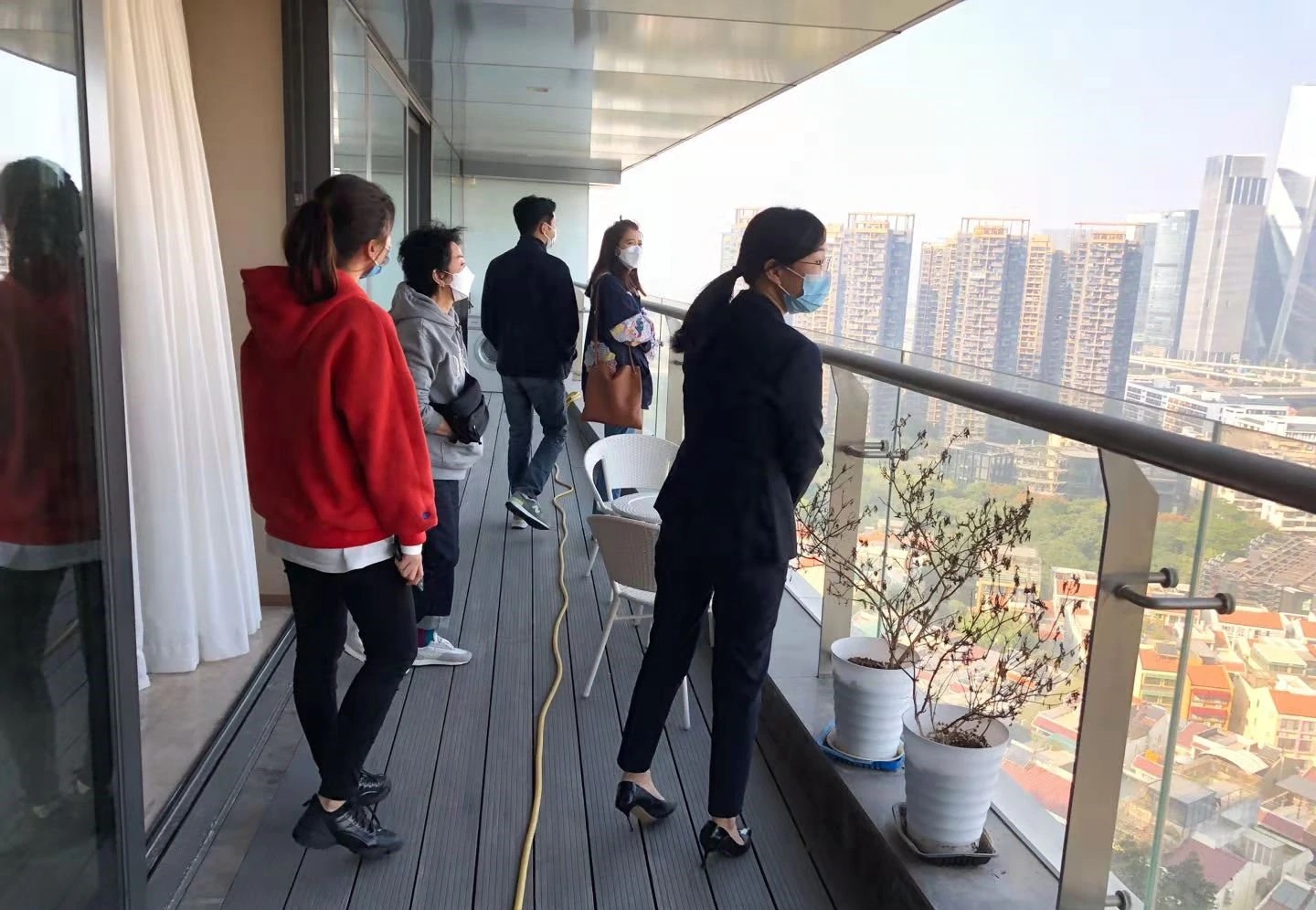 有网民贴出张智霖和袁咏仪在深圳看楼时的照片。
