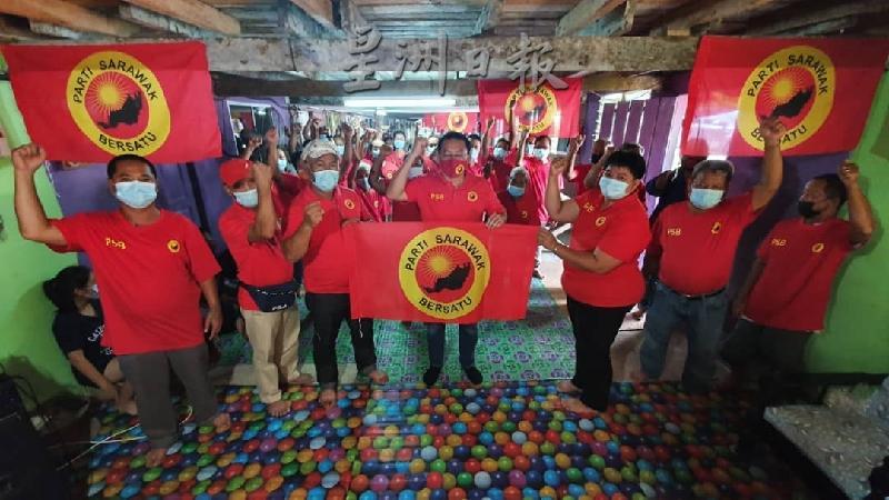 特烈西加长屋的44位居民加入全民团结党，通过该党提供法律援助来捍卫长屋。