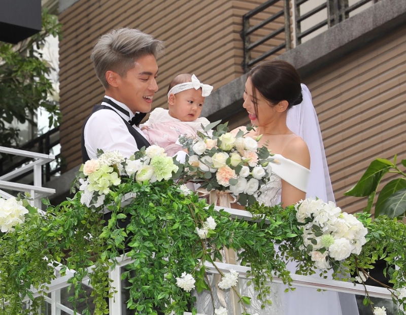 许孟哲（左）和赵孟姿（右）举行婚礼，女儿参当花童。