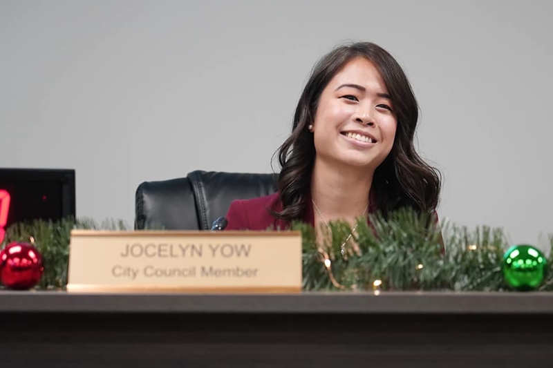 尤煜琳数次创造历史。2018年时当选东谷市议员，成为史上第一位华裔女市议员，当时年仅23岁，也是南加最年轻的亚裔市议员之一。（图：尤煜琳提供）美国加州最年轻女市长尤煜琳，原来是吉打人，2011年毕业自吉华国民型中学后才移居美国。（东谷市府网站）
