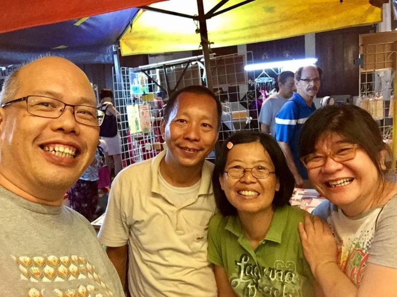 黄威南（左二起）与太太萧慧琪因为摆摊而认识许多非常好的国内外的顾客，让两人感动又开心。