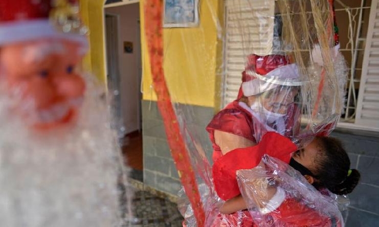 Ms Fatima Sanson set up her annual toy and food giveaway in Belo Horizonte with the help of a plastic hug curtain. AFP