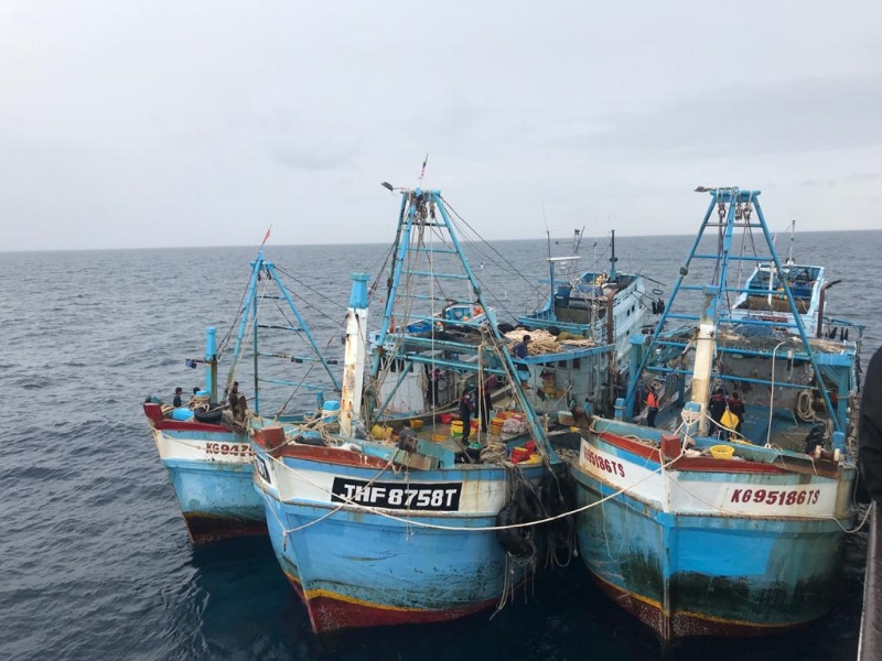 海事执法机构扣留3艘非法闯入我国海域的外国渔船。
