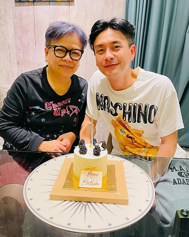 13日是黄宗泽的40岁生日，出名孝顺的他留在家中与妈妈切蛋糕庆祝。