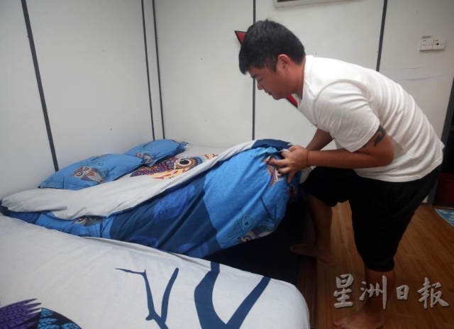李志祥常常在拆床单时发现客人落下的贵重物品。