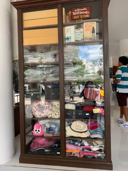 泰国清莱白庙的失物柜子，分门别类装有首饰、钥匙、雨伞、帽子、水壶、镜头盖子、书本、手提包包等。（图：本刊 梁靖芬）