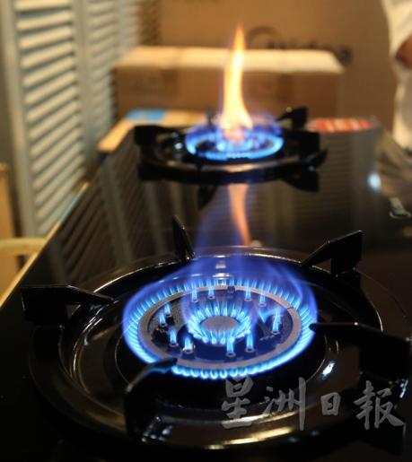炉头火焰必须是纯蓝色，如果出现黄火，只需掀开灶炉，调整底部的风门贴片。