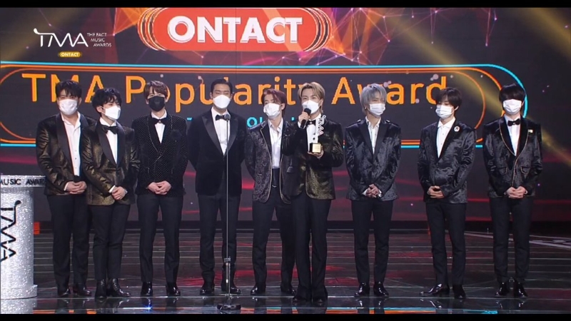 Super Junior上台领奖，希澈（右一）戴口罩配锅盖头造型，被亏“看到路吗？”