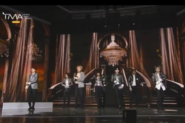 Super Junior带来新歌《Burn the floor》的初舞台，成员们手持灯光营造出神秘的又诡谲的气氛。