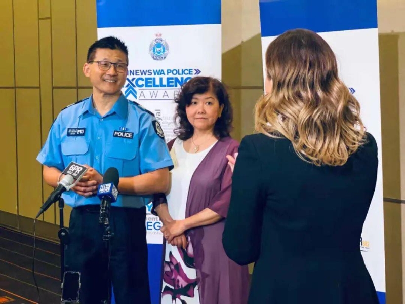 林文清（左一）荣获西澳警务人员卓越奖最高个人荣誉后，与妻子接受当地媒体的访问。