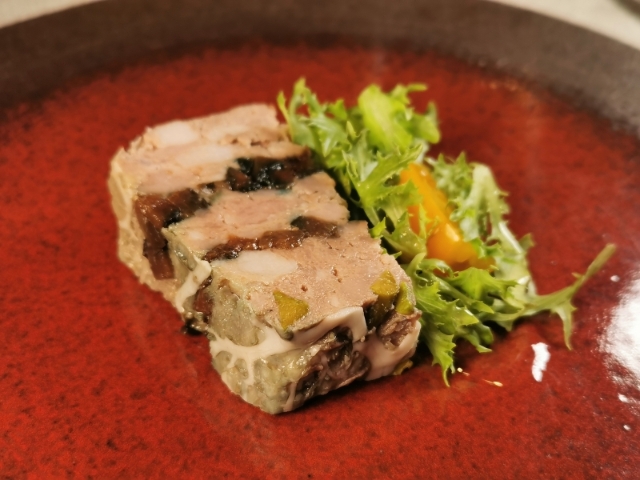 肉派用到了花田喜彘的猪喉肉、猪里肌、猪背油与猪肝，配上的是台南知名蜜饯化应子，让在地人一吃就心领神会。