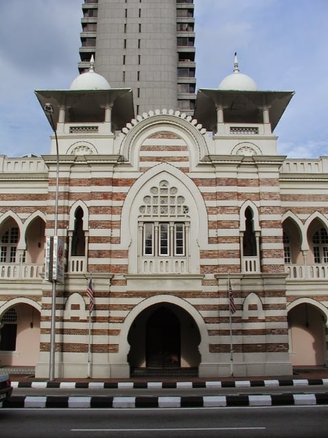 建于1904年，原马来联邦铁路局总部，现为纺织博物馆，红白水平条纹相间的， 是维多利亚晚期建筑的流行样式之一。

