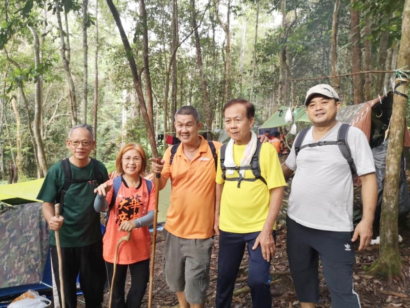 段文贤（右二）与好友一星期3次一起登山入林。

