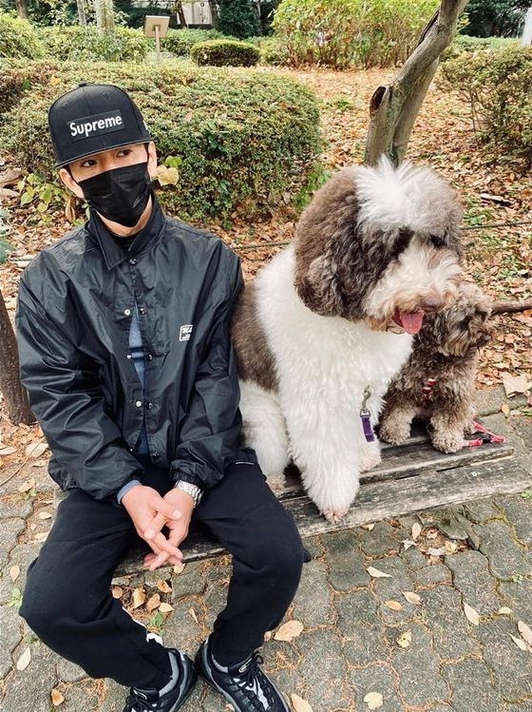 木村拓哉在IG分享带狗狗Eto公园散步玩耍的合照。