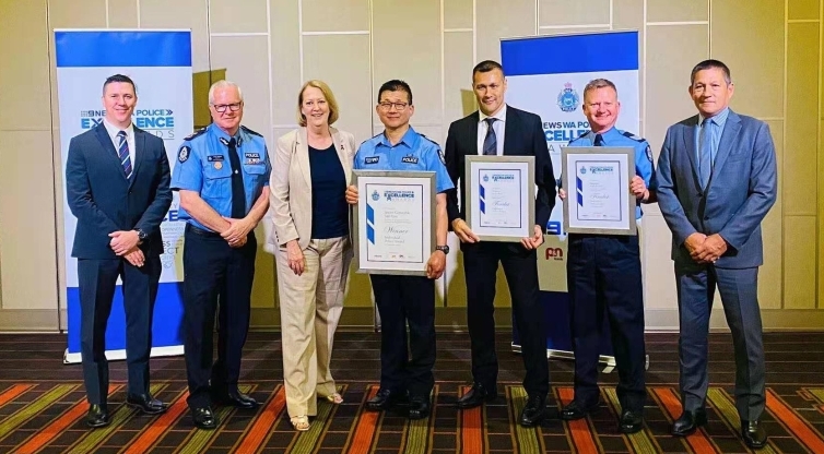 林文清（中）颁奖典礼后，与西澳警察部长米歇尔罗伯斯（左三）及西澳警察总长克里斯道森（左二）合照。