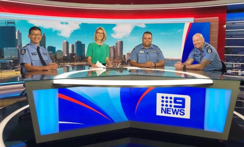 林文清（左一）与其他警官一起接受澳洲电视新闻的专访。