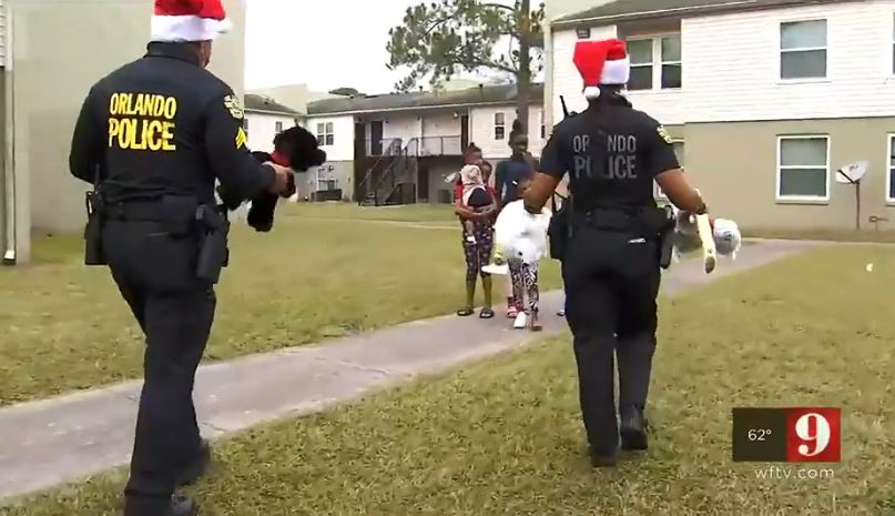 警察部门为逾200名有需要的小朋友捐赠圣诞礼物，希望他们能过上一个开心的圣诞节。（互联网照片）