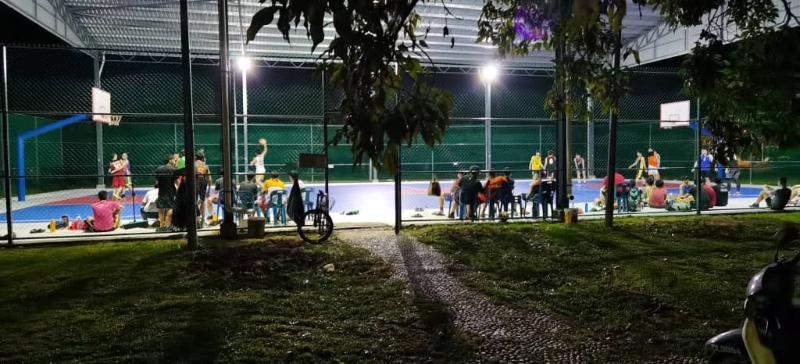 联益花园雨盖篮球场环境佳，夜间打球者增多。