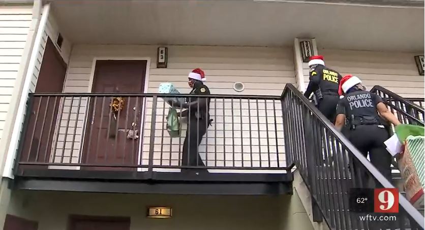受到冠病影响，当地禁止小型集会，警察部门今年戴上圣诞帽，把礼物送到小朋友的门前。（互联网照片）