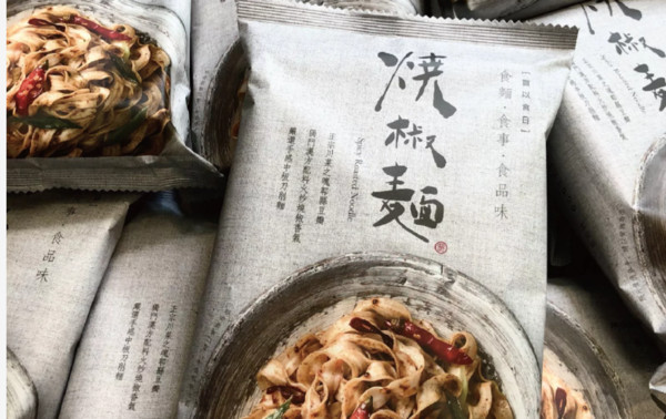 “贾以食日”产品中的烧椒面遭民众检举，未将防腐剂标示出来。