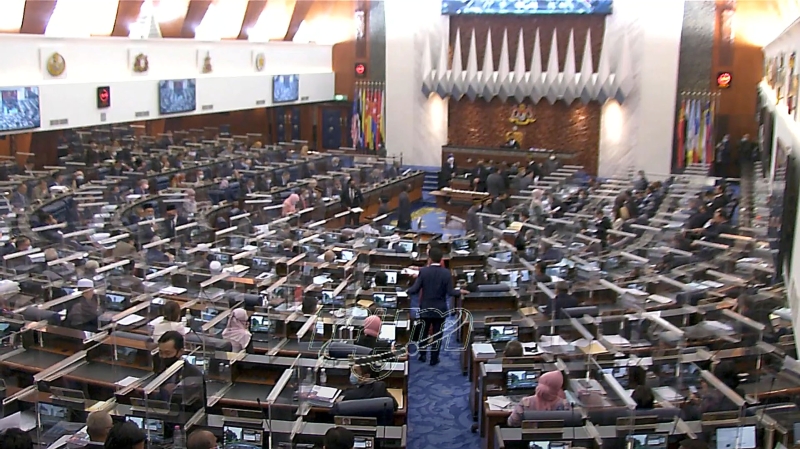 虽然反对党发起记名投票，但2021年财政预算案，最终也在有惊无险的情况下三读通过，除了巫统话望生国会议员东姑拉沙里缺席外，其余219名朝野政党国会议员全体出席参与投票，以111张支持票对108张反对票三读通过。