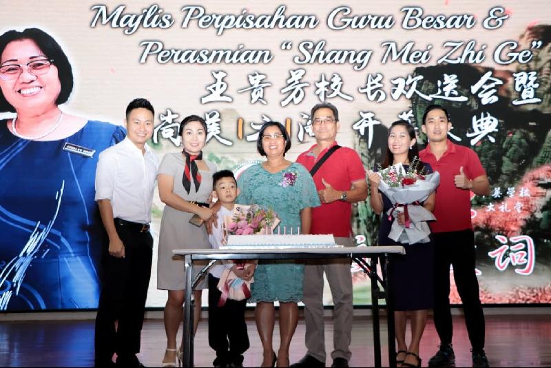 王贵芳（右四）在家人陪同下进行切蛋糕仪式。