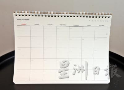每月计划表：A4大小的每月计划表上没有设定好的年份、月份和日期，由自己来圈写月份日期，适用于项目计划、时间安排和管理等用途，设计简洁、一眼明了。一份有60张，实用性高。