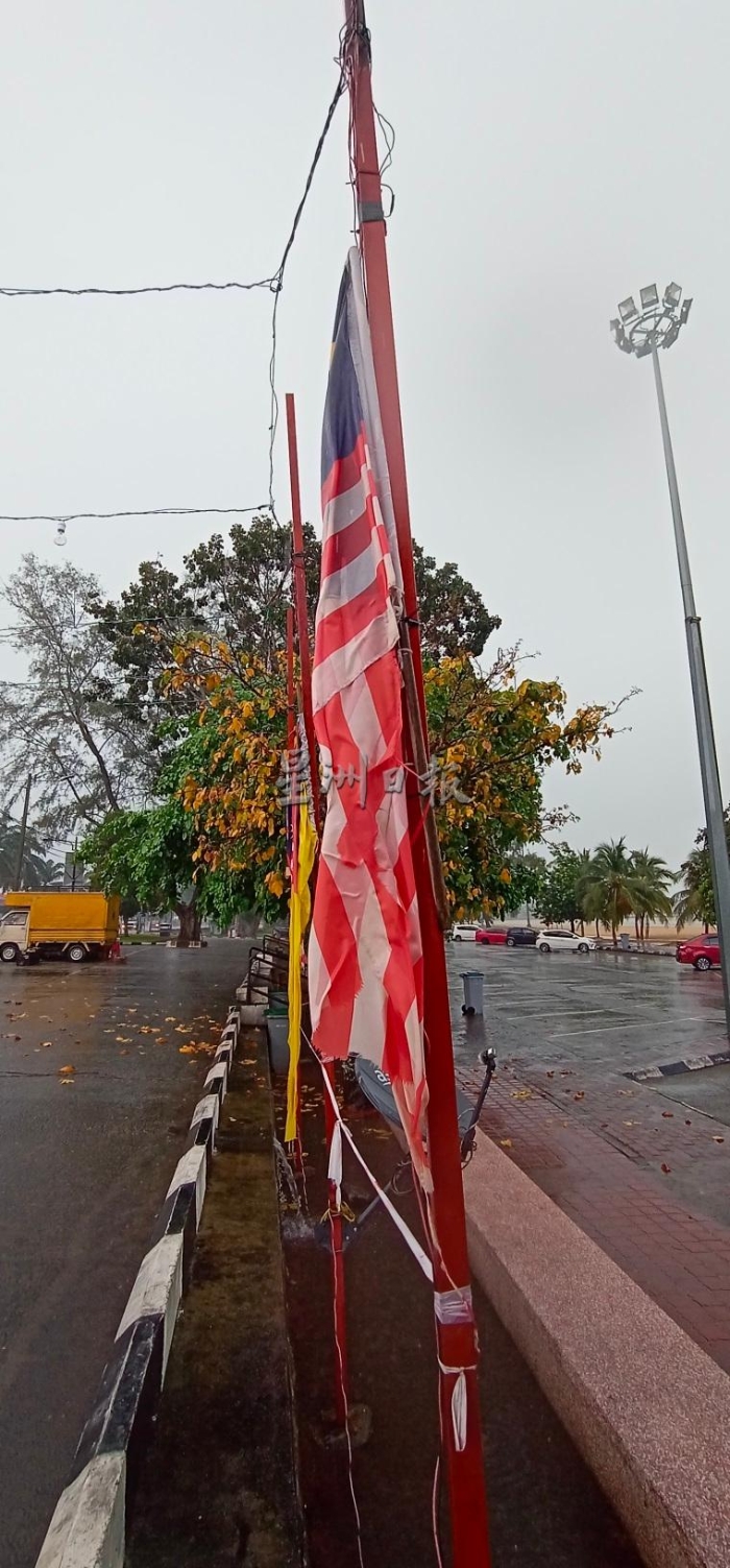 国州旗帜分别系在一根棍子的顶端，然后再把棍子系在了铁柱的中段位置，因此产生了“降半旗”的错觉。
