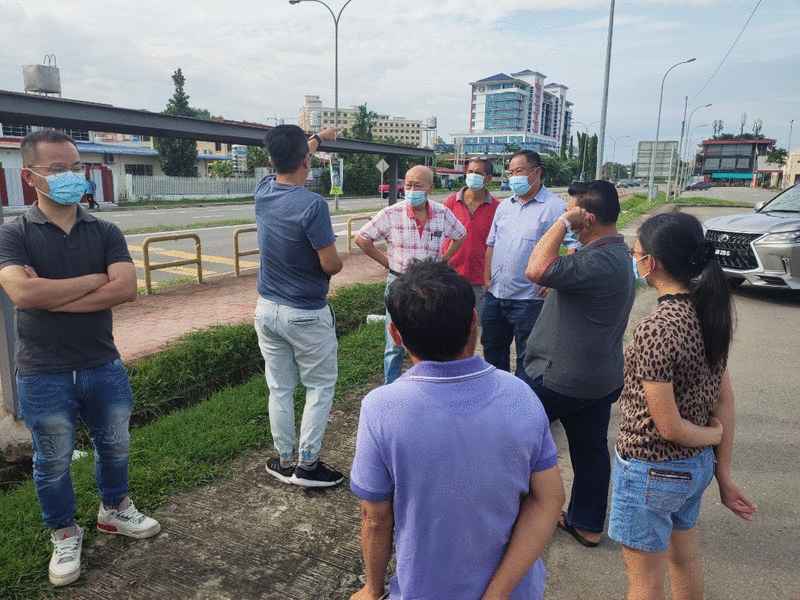 败选后的余田雄(右四)依然马不停蹄协助人民解决民生问题。 败选后的余田雄(右四)依然马不停蹄协助人民解决民生问题。