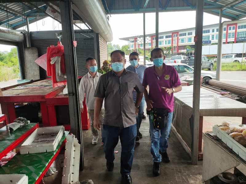 在余田雄(中)协助争取下,沙巴西海岸菜果农与批发商公会菜市场获准营业。 在余田雄(中)协助争取下,沙巴西海岸菜果农与批发商公会菜市场获准营业。