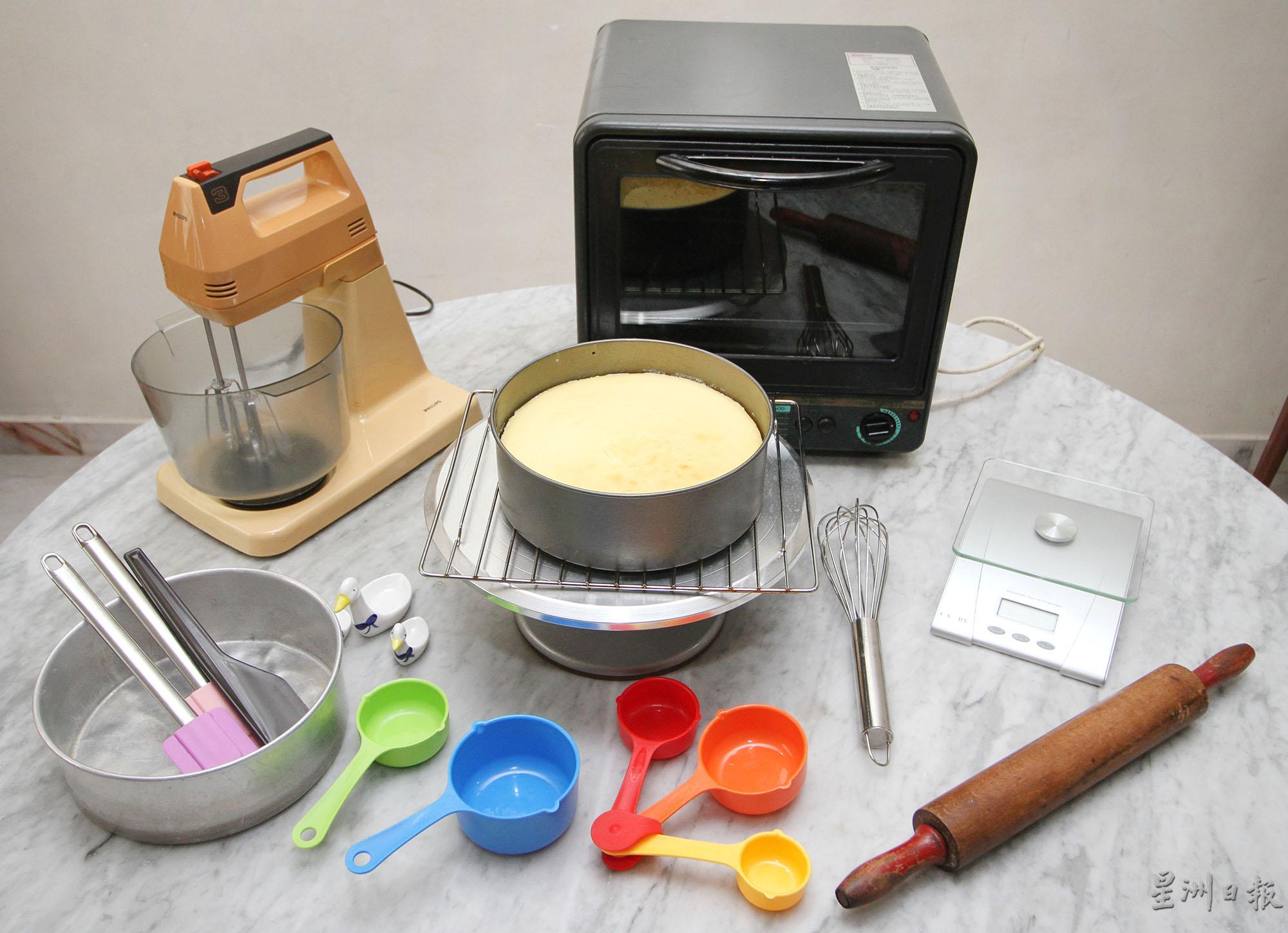 叶金莲制作蛋糕所使用的家庭式小烤炉、看似有点历史的搅拌机和扞面棍等简单工具。