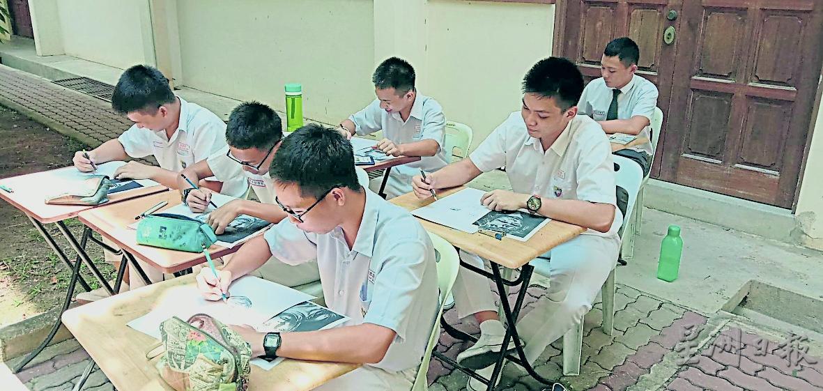 刘嘉源（前排右一）与班上同学集体户外素描。