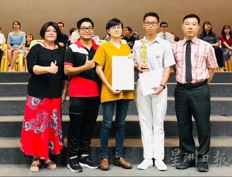 刘嘉源（右二）获“马来西亚十大杰出美术青少年”奖，见证人为（左起）吉华独中庄琇凤校长、许秉光老师、谢爱韵老师、许志明副校长（右）。