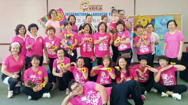吴威廉（最前排）与其他义工陪伴癌症病友参与爱笑瑜伽活动，散发正能量。