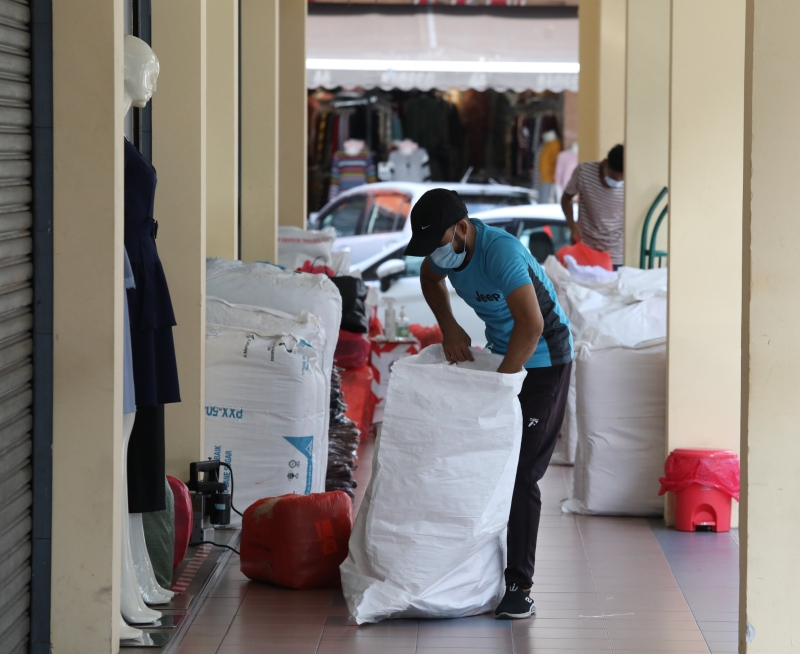 冠病疫情期间，何清园人潮锐减，走廊上也只看见外劳在搬运及整理货物。

