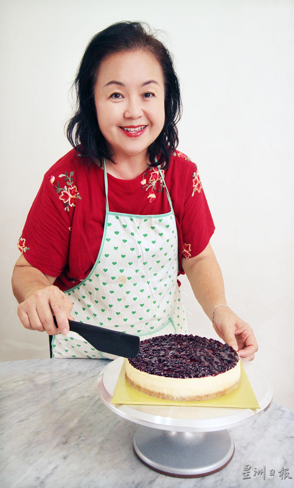 正职导游的叶金莲在疫情下大胆创业卖芝士蛋糕，作品获得顾客好评，让她很开心，有信心继续经营下去。