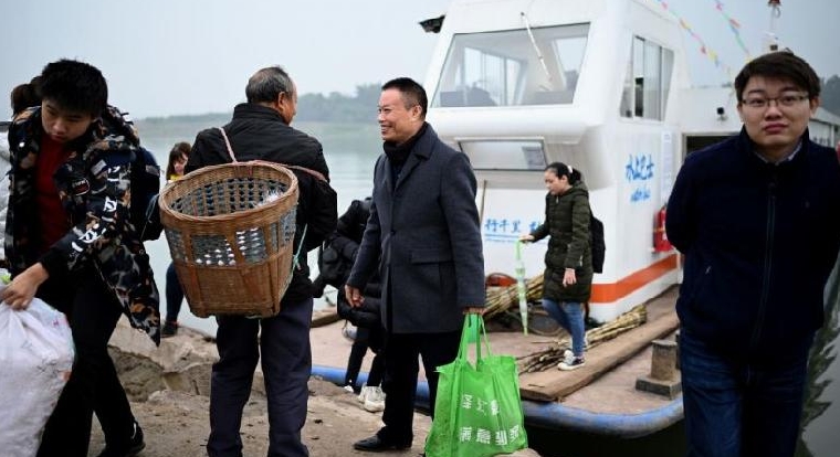 Passengers getting off Yang Zeqiang's boat at the bank opposite Zhongba. AFP
