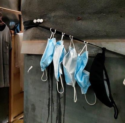 外劳将衣物都挂在睡房内外，甚至可见一次性口罩挂着晾干。