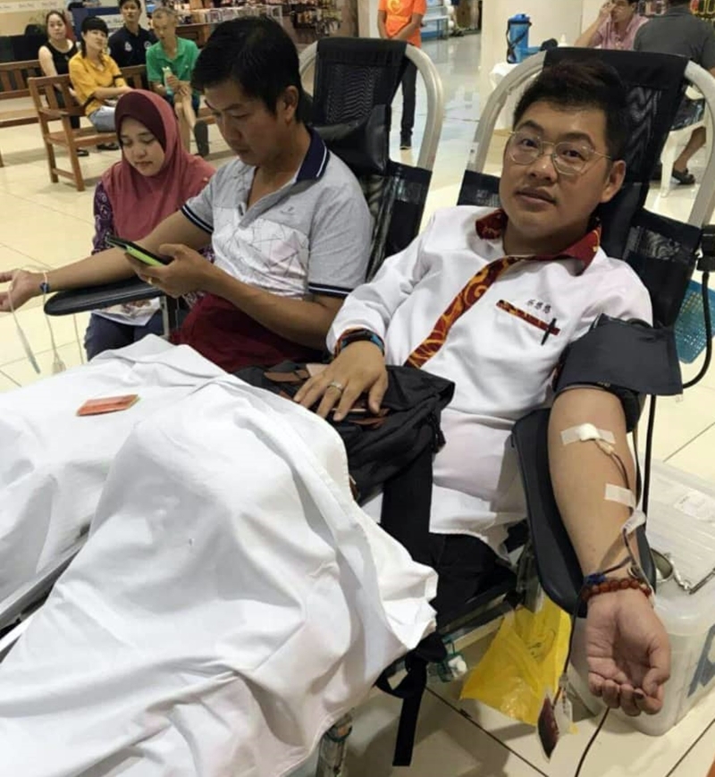 吴威廉（右）投入慈善服务，积极参与捐血运动。
