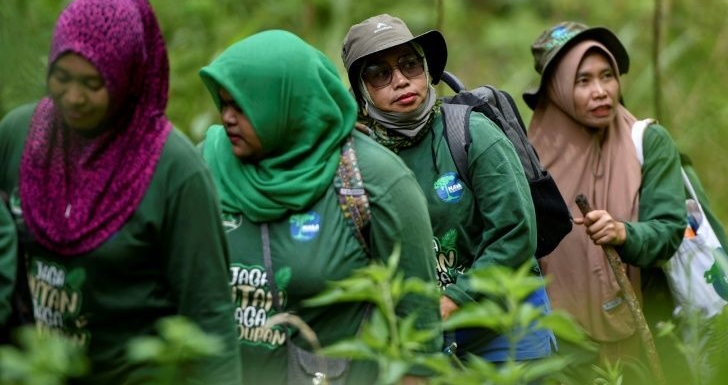 A unique team of female forest rangers patrols the jungle in Sumatra, battling poachers and illegal loggers. AFP