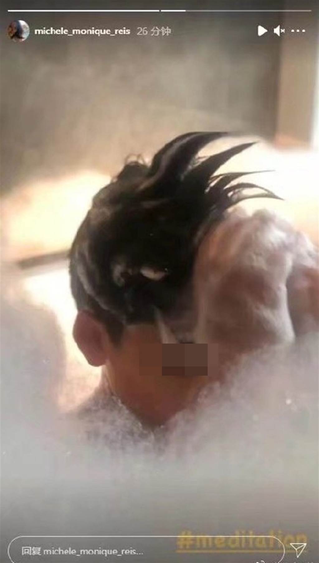 李嘉欣贴出儿子洗澡的照片，被网民批评有些不妥。